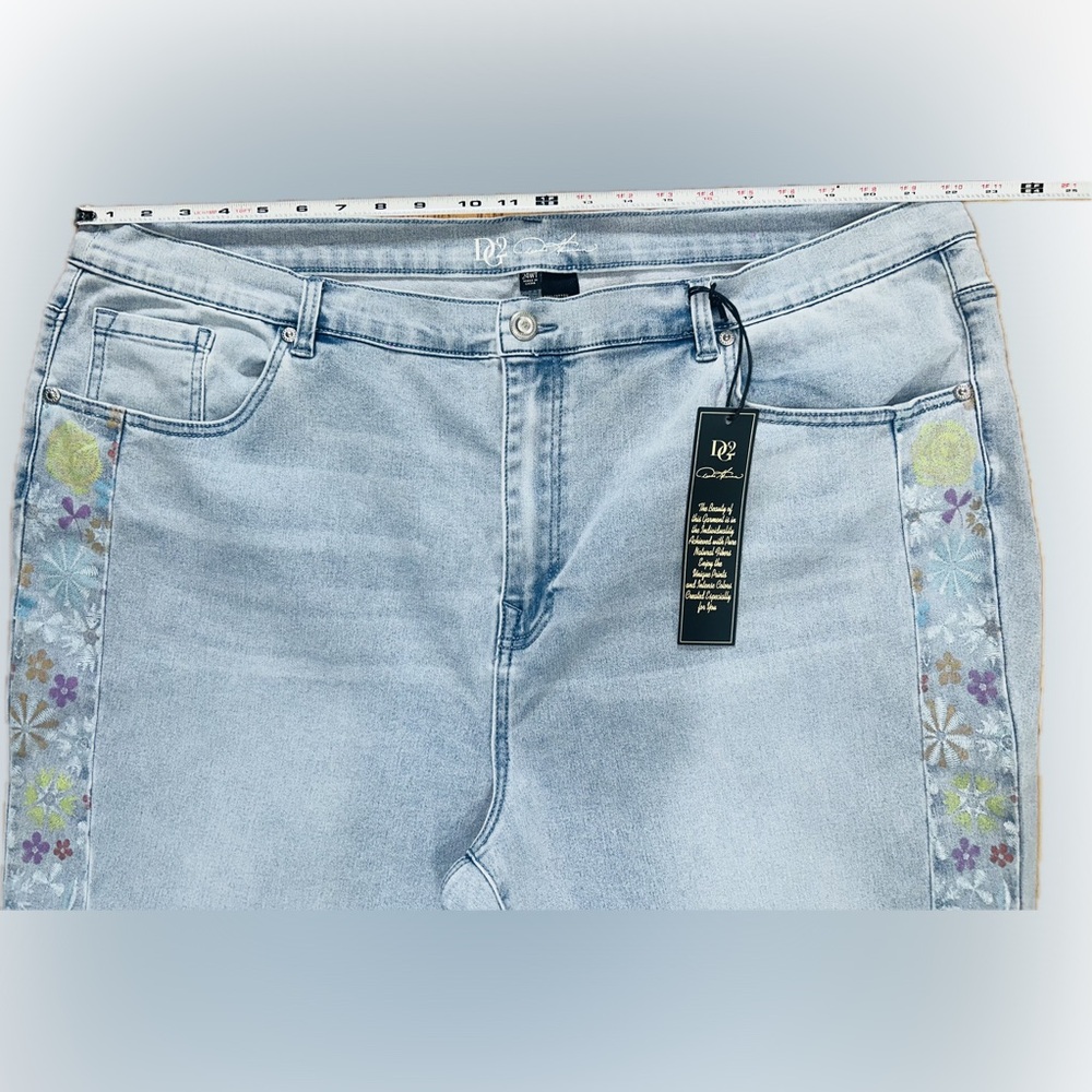 NWT DG2 by Diane Gilman SZ 24WT Light Blue Floral Ankle Jeans/waist 44”- 50” - Picture 8 of 10